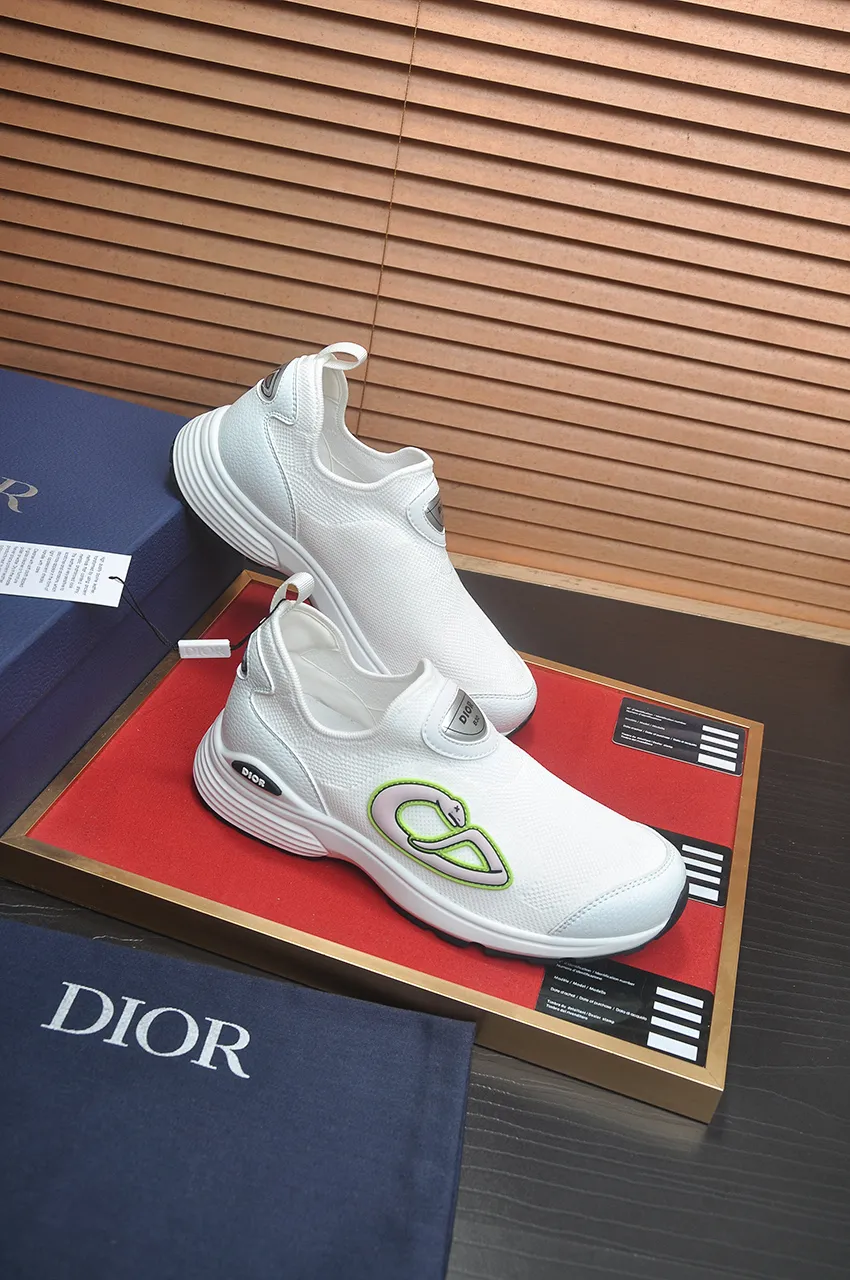 Men's Men's Shoes 💰540💶 𝐂𝐡𝐫𝐢𝐬𝐭𝐢𝐚𝐧 𝐃𝐢𝐨𝐫# Dior breathable fly-knit casual sneakers. The soft and breathable upper complements the lightweight textured effect rubber sole, decorated with various classic details, making it an ideal choice for everyday looks. Can be matched with various casual items to create a refined look Size: 38-46 (45 46 customized)